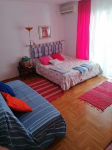 1 dormitorio con 2 camas en una habitación en Apartment Alexander, en Bečići