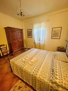 Un dormitorio con una cama grande y una ventana en Casa Le Celle en Cortona