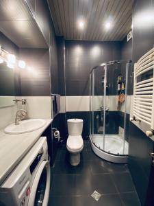 een badkamer met douche, toilet en wastafel bij Opera Apartment in Tbilisi City