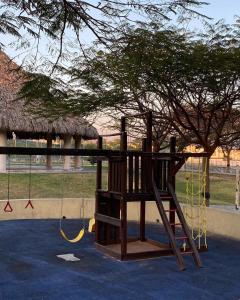 plac zabaw z huśtawką i drzewem w obiekcie Chez Magnolia - alberca privada y compartida w mieście Xochitepec