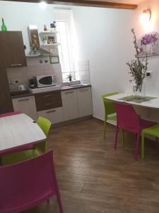 恩佩多克萊港的住宿－Cavaliere Costa，厨房配有桌子、椅子和桌子