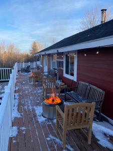 une terrasse avec bancs et foyer extérieur dans une maison dans l'établissement Bromley View Inn, à Bondville