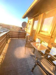 - Balcón con mesa y sillas en un edificio en Gasthaus Dernedde en Osterode