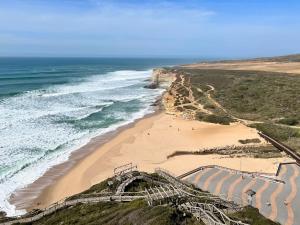 eine Luftansicht auf einen Strand und das Meer in der Unterkunft Seaven Ericeira Beach Studio in Ericeira