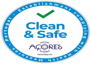 a label with the clean and safe exposes logo at Alo Baía São Lourenço in Santa Bárbara