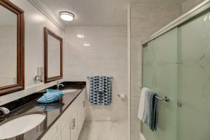 Een badkamer bij #61 Beautiful Condo Ideal Location 2BDR/2 Parkings