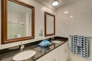 Et badeværelse på #61 Beautiful Condo Ideal Location 2BDR/2 Parkings