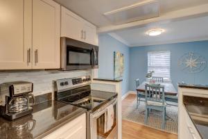 A kitchen or kitchenette at #61 Beautiful Condo Ideal Location 2BDR/2 Parkings