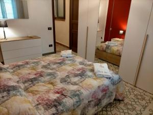 1 dormitorio con 1 cama grande en una habitación en La Sicilia in casa en Cinisi