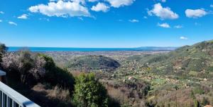 een uitzicht op een vallei vanaf het balkon van een huis bij Il Castello di Monteggiori in Camaiore