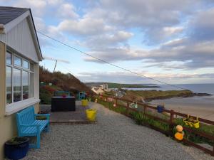 Photo de la galerie de l'établissement Idyllic Inchydoney Beach Cottage - Amazing sea views, path to beach!, à Cork