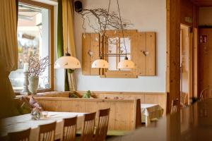 restauracja z dwoma stołami i lustrem na ścianie w obiekcie Restaurant Gästehaus Wiesenheim w mieście Uderns