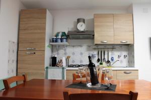 Cucina o angolo cottura di Albergaira Holiday House - Casa Vacanze