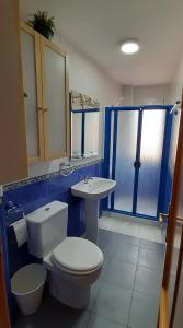 uma casa de banho com um WC e um lavatório em Apartamento Azahar Fibes y Garaje-WiFi gratis em Sevilha