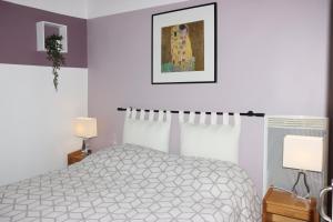 1 dormitorio blanco con 1 cama y 2 lámparas en Superbe T3 Terrasse Coeur de Paris historique en París