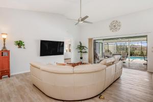 ein großes weißes Wohnzimmer mit einem großen Sofa in der Unterkunft Sand Bunker in Rotunda-West