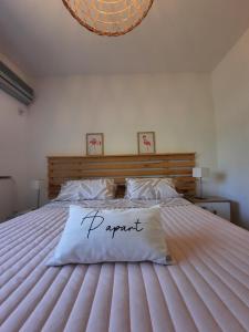 um quarto com uma cama com uma placa preparada em AP apartment Las Lomas em Martínez