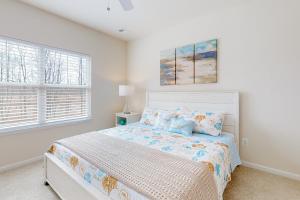 - une chambre avec un lit et 2 fenêtres dans l'établissement Bayside Resort - 20586 Cattail Creek Lane, à Selbyville