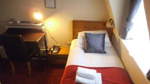 Postel nebo postele na pokoji v ubytování Arran House Hotel