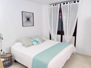 Łóżko lub łóżka w pokoju w obiekcie MARAVILLA Suite 140 m2 - 3 Bedrooms, Heated Pool