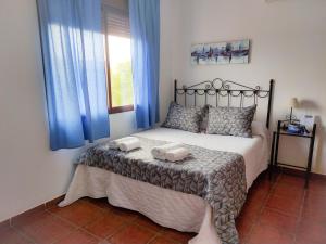 a bedroom with a bed with two towels on it at Casa Rural La Aduana in Villanueva del Fresno