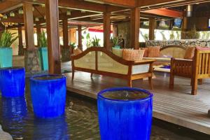 drei blaue Trommeln im Wasser auf einer Veranda in der Unterkunft Hanalei Bay Resort 7302 in Princeville