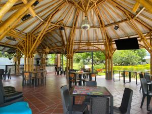 Restoran ili drugo mesto za obedovanje u objektu Cabaña la guitarra