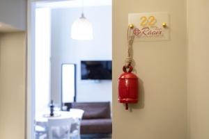 una linterna roja colgada en la pared de una sala de estar en TRESCA CHARME luxury Rooms, en Bari