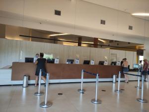 un groupe de personnes debout dans le hall d'un aéroport dans l'établissement Apartamento em Olímpia, à Olímpia 41 autres photos