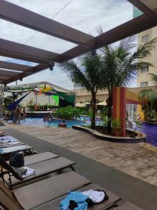 - une piscine avec chaises longues dans l'établissement Apartamento em Olímpia, à Olímpia