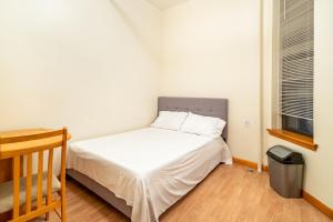 Un pat sau paturi într-o cameră la West 30th Street Guest House