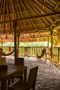 un pabellón con un parque infantil con mesas y sillas en Cabaña Ecoturistica Mirador del Bosque Tayrona, en Calabazo