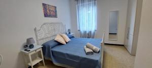 a bedroom with a bed with a blue comforter at Pippo a Vernazza Rooms in Vernazza
