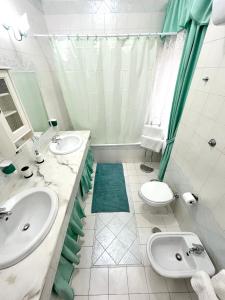 Ένα μπάνιο στο Modern Apartment in Napoli, Balcony