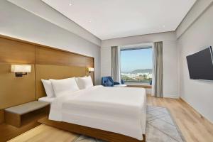 Rúm í herbergi á Radisson Hotel Nathdwara