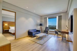 Rúm í herbergi á Radisson Hotel Nathdwara