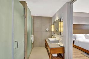 Rúm í herbergi á Radisson Hotel Nathdwara