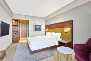 Rúm í herbergi á Radisson Hotel Nathdwara