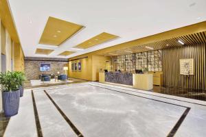 Bazén v ubytování Radisson Hotel Nathdwara nebo v jeho okolí