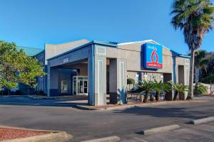 una gasolinera con un cartel delante en Studio 6 Pensacola, FL - West I-10, en Pensacola