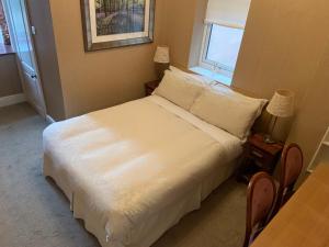 Кровать или кровати в номере Entire Seaside Home, Sleeps 8, All en-suite rooms