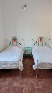 two beds sitting next to each other in a room at Casa Magana em Grândola in Grândola