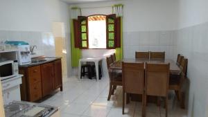 A kitchen or kitchenette at Casa com Flores