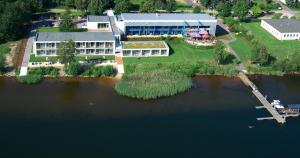 Výhled na řeku, která protéká v blízkosti hotelu