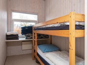 Двухъярусная кровать или двухъярусные кровати в номере Holiday home Juelsminde LXXIX