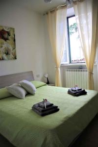 1 dormitorio con 1 cama con 2 toallas en Apartment in Lurago Derba - Como Provinz 42304, en Lurago D'Erba 