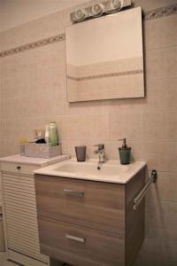 y baño con lavabo y espejo. en Apartment in Lurago Derba - Como Provinz 42304, en Lurago D'Erba 
