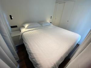 Postel nebo postele na pokoji v ubytování Shipping Container Hotel At One-north