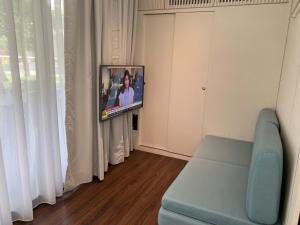 TV a/nebo společenská místnost v ubytování Shipping Container Hotel At One-north
