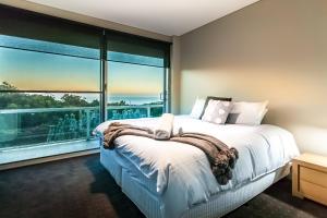 Un dormitorio con una cama y una ventana grande. en Horizons House - spacious, ocean + bush views, peaceful, en Margaret River Town 28 fotos más